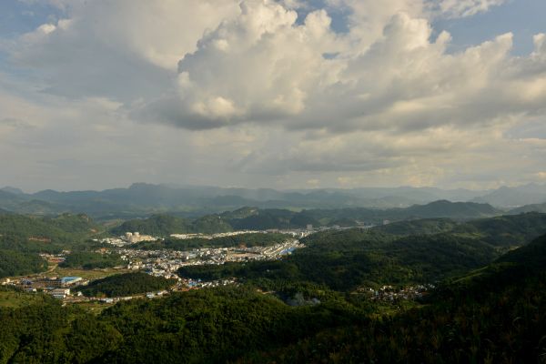鎮(zhèn)康縣縣城鳥(niǎo)瞰圖（作者：李應(yīng)）